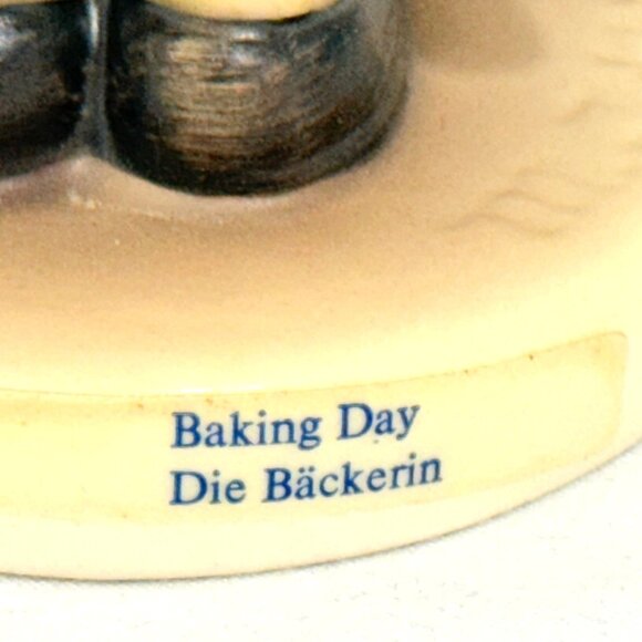 Goebel Hummel #330 - Baking Day - TMK6 - West Germany - Picture 8 of 10